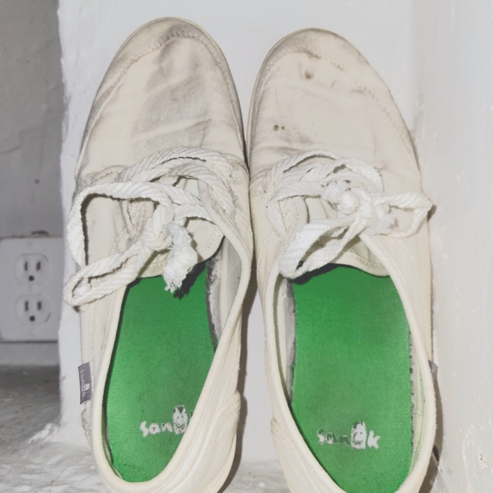 White Sanuk